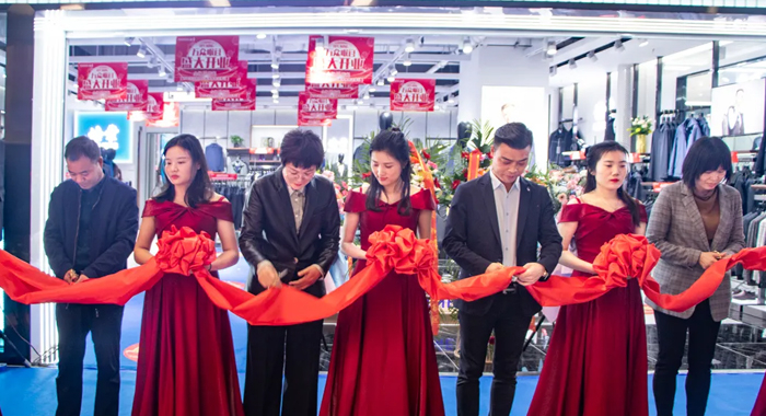 培蒙旗舰店强势入驻银基广场，新店开业剪彩！